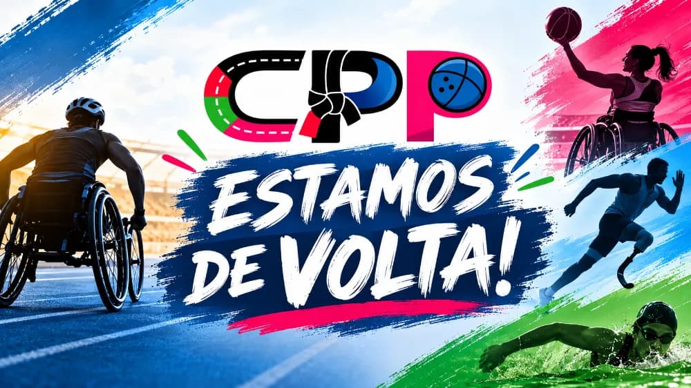 Banner colorido de esportes paralímpicos com a frase “ESTAMOS DE VOLTA!”.
No centro, em letras grandes, brancas e com efeito de pincel, está escrito: “ESTAMOS DE VOLTA!”.
Acima da frase aparece um logotipo com as letras “CPP”. Há pinceladas coloridas em azul, rosa, verde e vermelho ao redor, dando aparência dinâmica e energética ao cartaz.